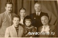 Красноярец передал Главе Тувы древнюю статуэтку Будды, привезенную дедом с войны Красноярец передал Главе Тувы древнюю статуэтку Будды, привезенную дедом с войны