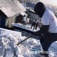 "Добрые сердца Тувы" помогли фронтовику убрать снег с крыши
