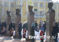 В Туве в День защитника Отечества возложили венки к памятнику павшим
