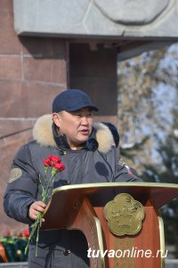 В Туве в День защитника Отечества возложили венки к памятнику павшим В Туве в День защитника Отечества возложили венки к памятнику павшим