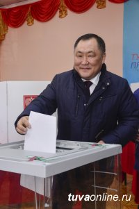 Глава Тувы Шолбан Кара-оол проголосовал на выборах Президента России с супругой и отцом