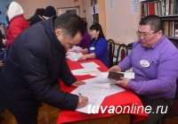 Глава Тувы Шолбан Кара-оол проголосовал на выборах Президента России с супругой и отцом