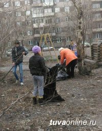Все на субботник! Тысячи кызылчан приняли участие в первых акциях по уборке столицы Тувы от накопившегося мусора
