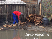 В Туве волонтеры помогают жителям домов, пострадавших от подтопления