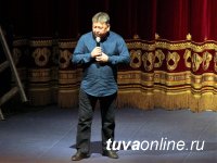 Калмыцкий театр в Туве. Зал аплодирует, стоя Калмыцкий театр в Туве. Зал аплодирует, стоя