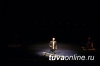 Калмыцкий театр в Туве. Зал аплодирует, стоя Калмыцкий театр в Туве. Зал аплодирует, стоя