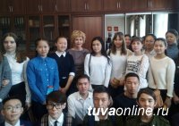 В День местного самоуправления школьники Кызыла побывали в Мэрии столицы