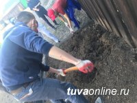 "Добрые сердца Тувы" помогли дочке фронтовика в работах по огороду