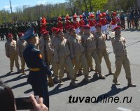 Кызыл: Состоялись церемонии возложения цветов к памятнику павшим и памятнику Тувинским добровольцам