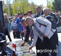 Кызыл: Состоялись церемонии возложения цветов к памятнику павшим и памятнику Тувинским добровольцам