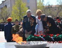 Кызыл: Состоялись церемонии возложения цветов к памятнику павшим и памятнику Тувинским добровольцам