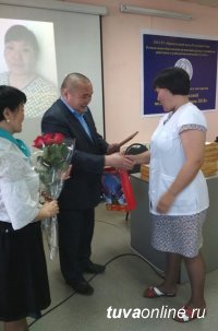 Депутаты горхурала Кызыла отметили акушерок в их профессиональный праздник