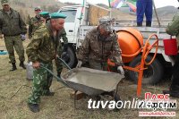 Памятный пограничный знак установлен на территории Усинска, где когда-то размещалась первая администрация города Белоцарска (позднее Кызыла)