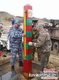 Памятный пограничный знак установлен на территории Усинска, где когда-то размещалась первая администрация города Белоцарска (позднее Кызыла)