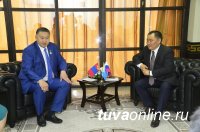 Глава Тувы Шолбан Кара-оол и губернатор Увсанурского аймака Монголии на старте нового и большого пути