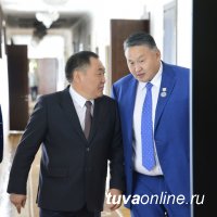 Глава Тувы Шолбан Кара-оол и губернатор Увсанурского аймака Монголии на старте нового и большого пути