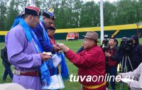 В Кызыле победителем международного турнира по борьбе хуреш с участием монгольских борцов стал «Сокол» Айдын Отчурчап (Тува)