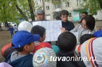 Кызыл: Соседи жмут друг другу руки, обнимаются и угощают домашними пирогами Кызыл: Соседи жмут друг другу руки, обнимаются и угощают домашними пирогами