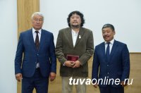 В День России вручены государственные награды Республики Тыва В День России вручены государственные награды Республики Тыва