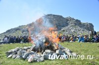 Тува: На горе Буура, где по преданию до сих хранятся остатки железного плота, спасшего людей во время всемирного потопа, состоялась церемония освящения