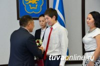 55 выпускников школ Тувы получили золотые медали