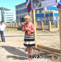 Глава Кызыла Дина Оюн приняла участие в закладке первого камня в строительство нового здания Кызылского горсуда