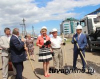 Глава Кызыла Дина Оюн приняла участие в закладке первого камня в строительство нового здания Кызылского горсуда