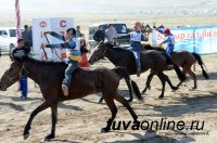 Конные скачки на Наадыме в Туве - впервые в онлайн-трансляции