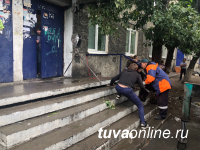 В Туве активисты общества защиты животных освободили после полугодового плена собаку, подняв бетонное крыльцо