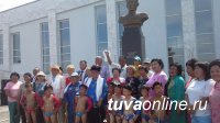 В Туве увековечили память первого летчика республики Чооду Кидиспея. У входа в аэропорт Кызыла открыт памятник