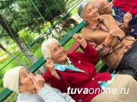 "Добрые сердца Тувы" провели танцевальную зарядку для постояльцев Дома ветеранов