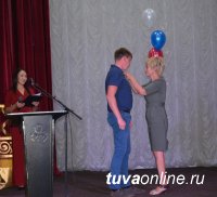 Звание «Заслуженный работник г. Кызыла» присвоено строителям Михаилу Старикову, Оскал-оолу Кысыгбаю, медалью города отмечен Аяс Хунай-оол