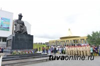 Традиция нового времени: в Туве возложили венки к памятнику Монгушу Буян-Бадыргы