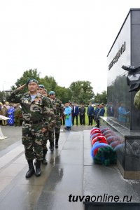 Традиция нового времени: в Туве возложили венки к памятнику Монгушу Буян-Бадыргы