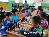 В День республики в Туве открылась уникальная экспозиция каменных шахмат