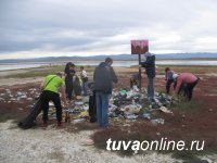 Волонтеры Тувы в рамках "Генеральной уборки страны" очистили от мусора берега озера Хадын