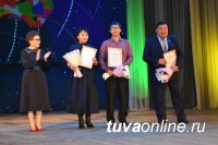 Лучшим учителям Тувы вручены государственные награды