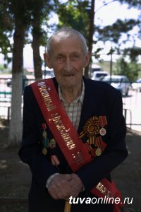 Почетный гражданин Шагонара, фронтовик Иван Соколов принимает поздравления в связи со 100-летием