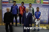 Тувинские борцы завоевали 10 медалей на турнире памяти Сергея Карамчакова