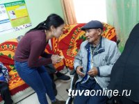Год Волонтера в Туве. Студенты педколледжа побывали в Кызылском доме-интернате для престарелых