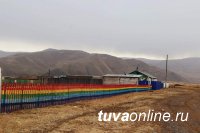 Тува: Житель Торгалыга (Овюрский кожуун) вместе с другом на голом энтузиазме строят детскую площадку в селе