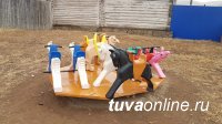 Тува: Житель Торгалыга (Овюрский кожуун) вместе с другом на голом энтузиазме строят детскую площадку в селе