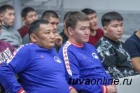 Баасан Баткар и Субудай Шойдун (Тува) поборются со спортсменами из Якутии в «Лиге чемпионов хапсагай»