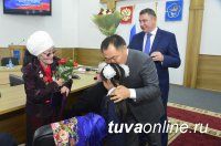 Монгольский писатель с мировой известностью Чинагийн Галсан награжден Орденом Республики Тыва