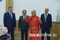 Монгольский писатель с мировой известностью Чинагийн Галсан награжден Орденом Республики Тыва