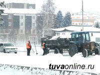 В Кызыле в дни снегопада усиленно работает снегоуборочная техника