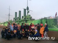 Лучшие юные гиды Тувы побывали в Санкт-Петербурге и сфотографировались с археологом Константином Чугуновым Лучшие юные гиды Тувы побывали в Санкт-Петербурге и сфотографировались с археологом Константином Чугуновым