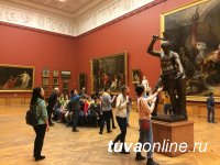 Лучшие юные гиды Тувы побывали в Санкт-Петербурге и сфотографировались с археологом Константином Чугуновым Лучшие юные гиды Тувы побывали в Санкт-Петербурге и сфотографировались с археологом Константином Чугуновым