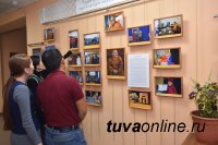 К 25-летию работы в Туве Геше Джампа Тинлея в Тувинском госуниверситете открылась выставка