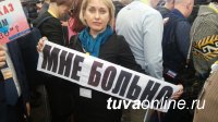 “Путин — щука” и “Полетаем?”: самые цепляющие плакаты журналистов на пресс-конференции президента РФ